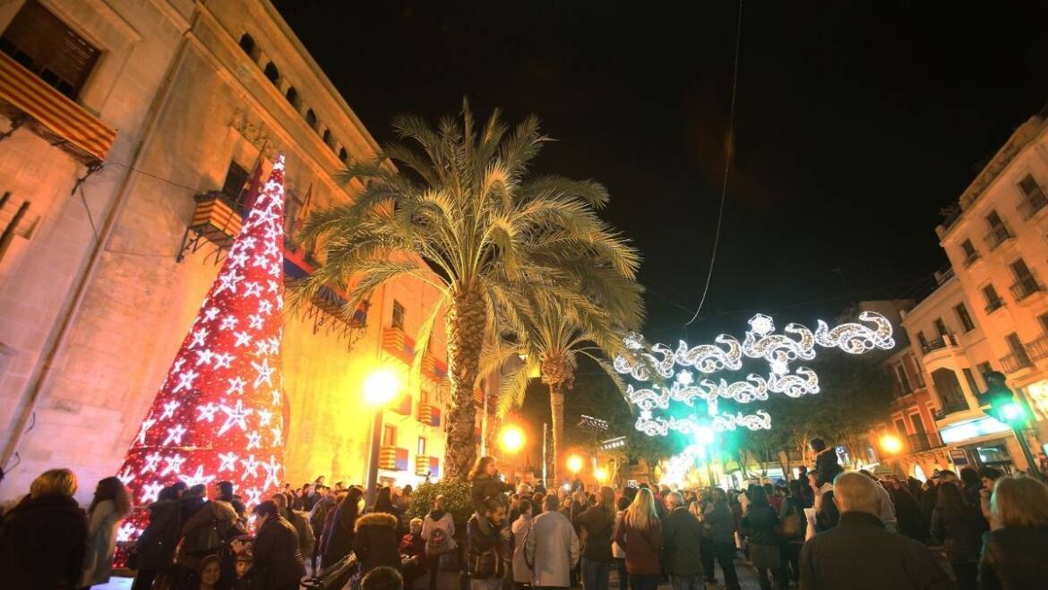 La concejalía de Comercio enciende el alumbrado navideño para apoyar a los comercios durante el Black Friday