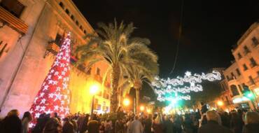 La concejalía de Comercio enciende el alumbrado navideño para apoyar a los comercios durante el Black Friday