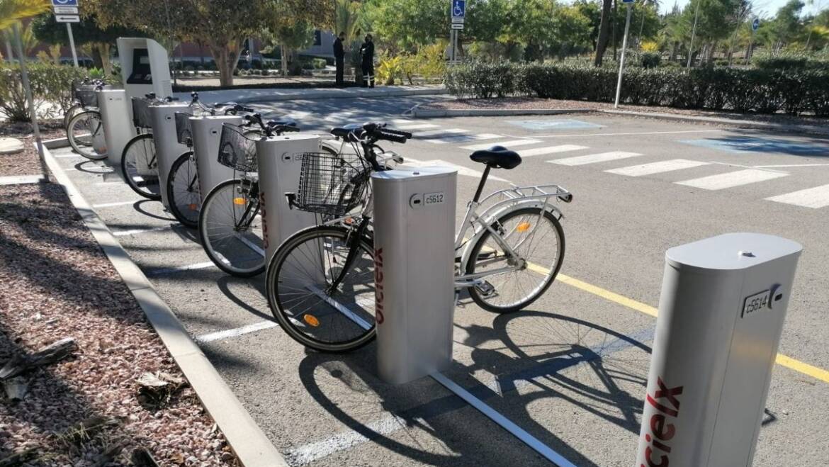 Movilidad Sostenible y la UMHE ponen en marcha en la Universidad la estación número 51 de Bicielx
