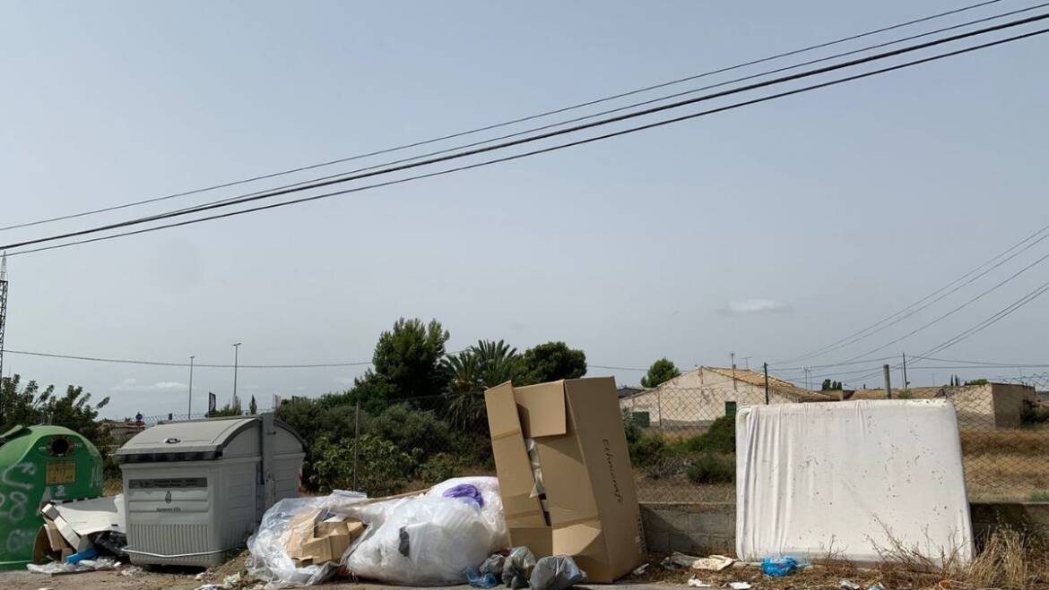 L’alcalde demana per carta als veïns del Camp d’Elx la seua col·laboració per a evitar l’acumulació de residus al voltant dels contenidors