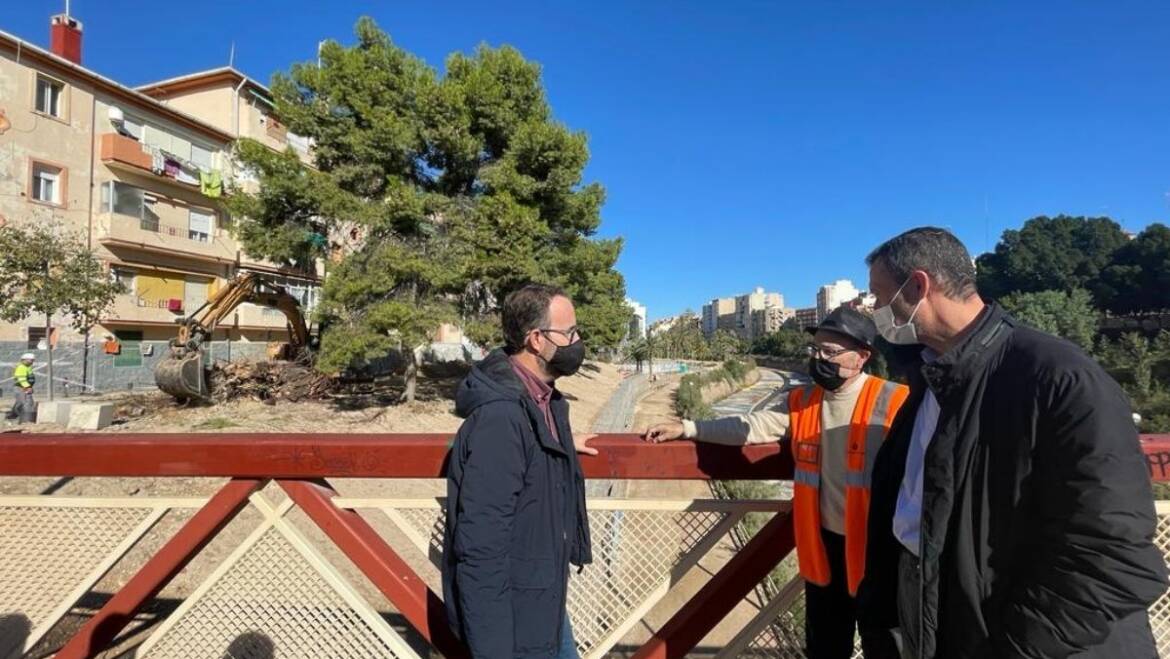 Las obras de acondicionamiento de la ladera del río Vinalopó y de rehabilitación del entorno urbano de la calle Muhammad Al Shafra llegan al 50 % de su ejecución