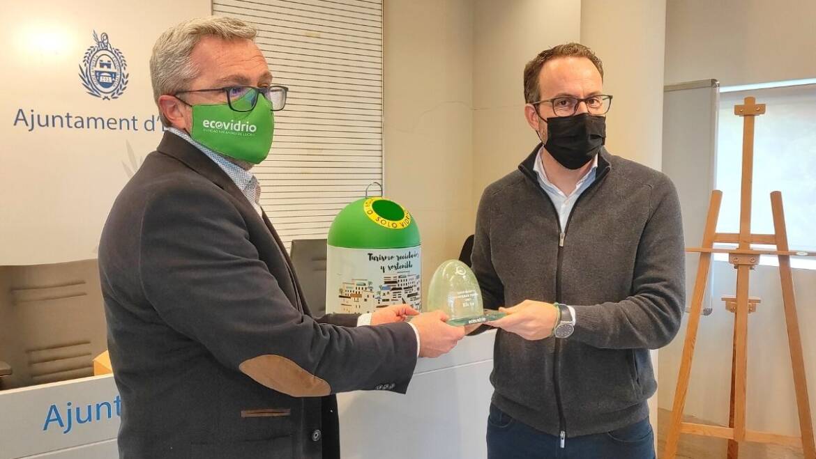 El Ayuntamiento de Elche recibe un premio por recoger 630 toneladas de vidrio en la campaña Banderas Verdes de julio y agosto