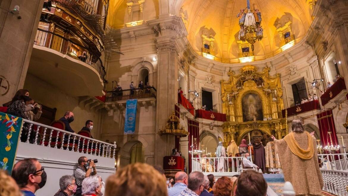 Una emotiva coronación de la Virgen culmina con las representaciones  extraordinarias del Misteri d’Elx