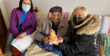 La regidora de majors, Puri Vives, felicita Andrés Morcillo Arenas pel seu 100 aniversari