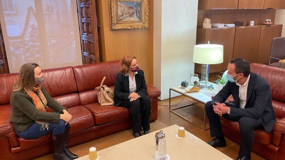 El alcalde recibe a la ilicitana Consuelo Maciá Castillo, nominada al premio mejor docente de España