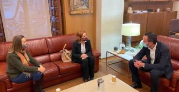 El alcalde recibe a la ilicitana Consuelo Maciá Castillo, nominada al premio mejor docente de España
