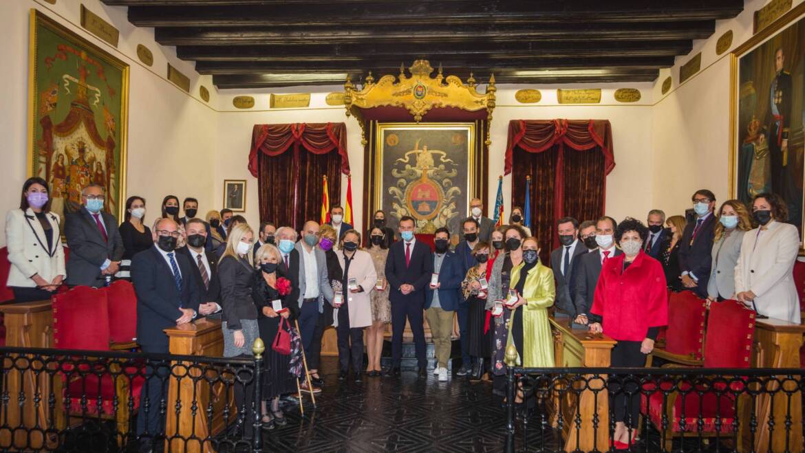 El Ayuntamiento de Elche acoge un emotivo Día de la Constitución con una cerrada ovación a la conferenciante y Ram d’Or Olga Fuentes