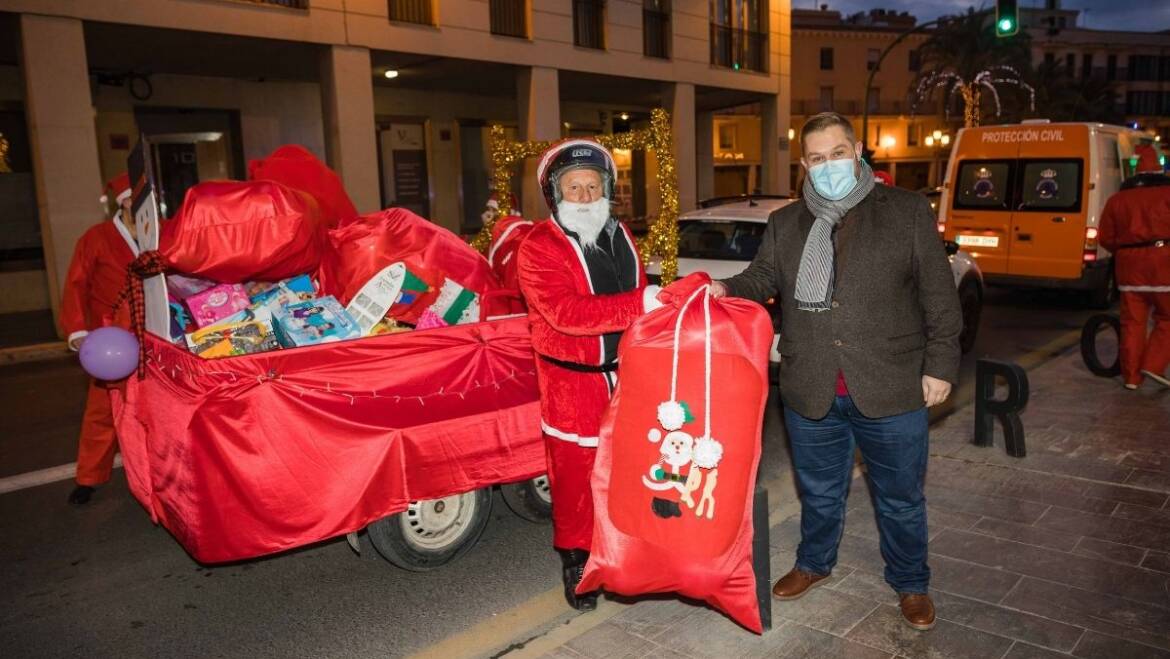 El colectivo motero Los Trotamundos dona medio millar de juguetes a familias vulnerables del municipio