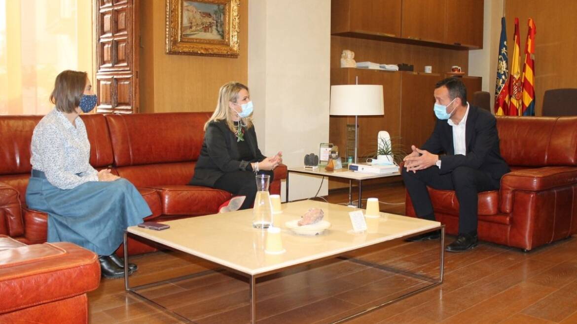 El alcalde y la edil de Educación reciben a María Dolores Legidos, candidata al Premio Educa Abanca al mejor docente de España