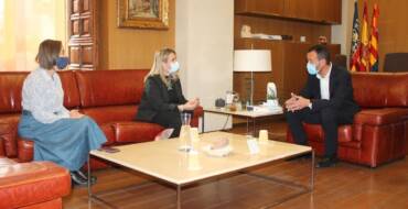 El alcalde y la edil de Educación reciben a María Dolores Legidos, candidata al Premio Educa Abanca  al mejor docente de España