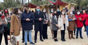 El alcalde de Elche, Carlos González, y la concejala de Fiestas, Mariola Galiana, han asistido esta mañana a la apertura del Belén Viviente de Pobladores instalado en Traspalacio