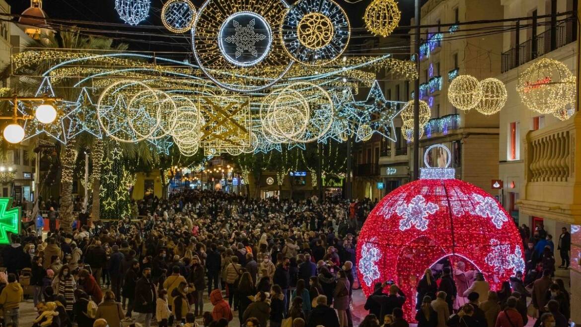 La Navidad llega a Elche con el encendido de cerca de un millón de luces decorativas de bajo consumo