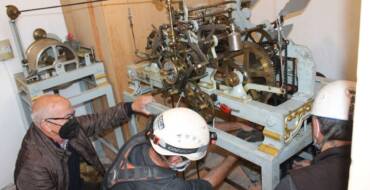 Especialistas en trabajos verticales recuperan uno de los pesos del reloj de Calendura