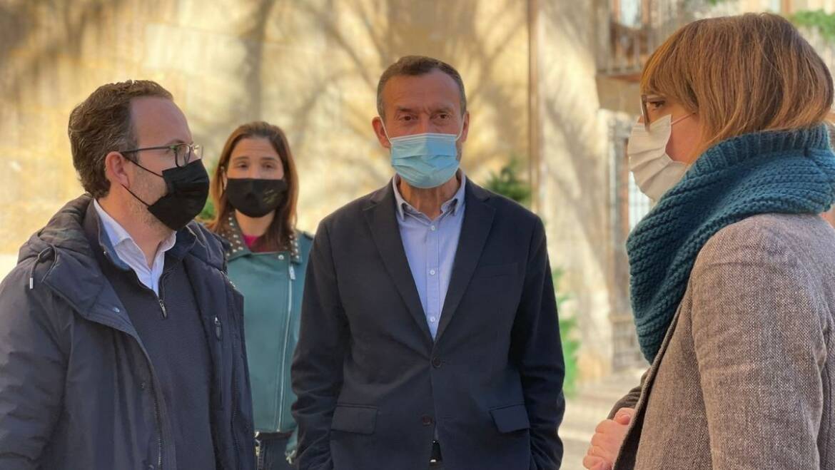 Concentració i minut de silenci a la plaça de Baix contra l’últim assassinat masclista a València