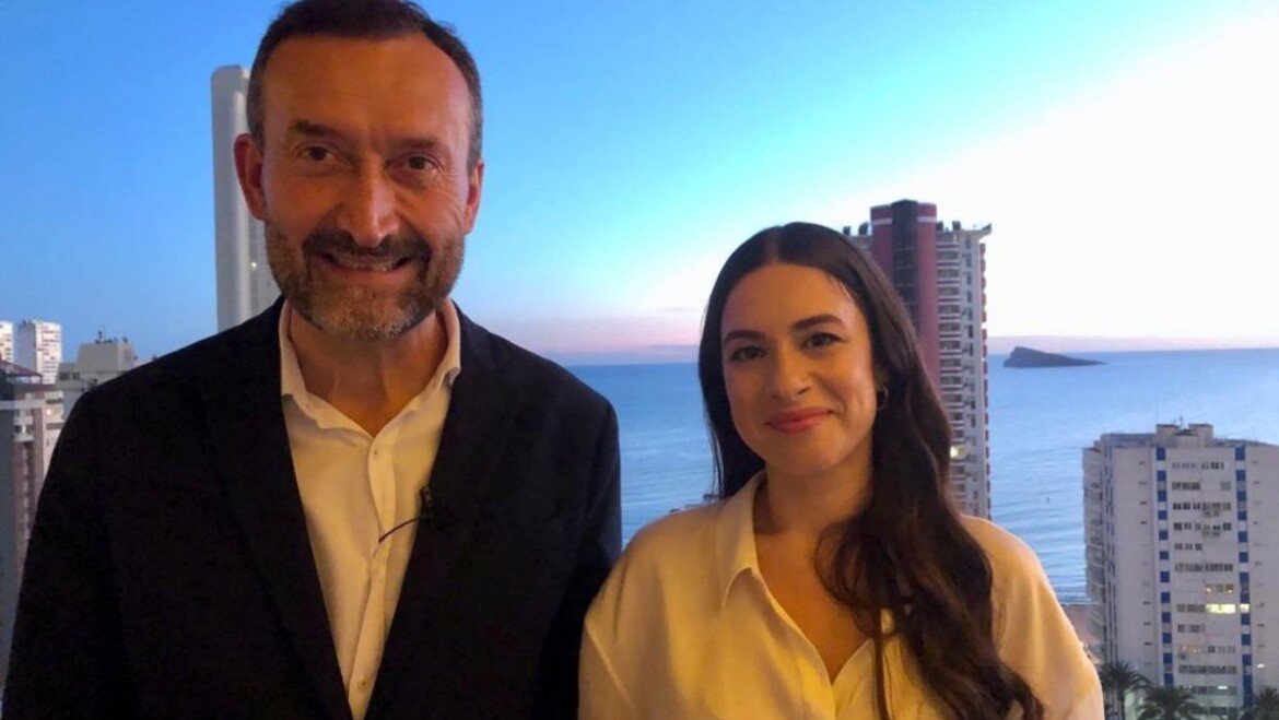 El alcalde anima a votar a la cantante ilicitana Blanca Paloma en su candidatura a representar a España en Eurovisión