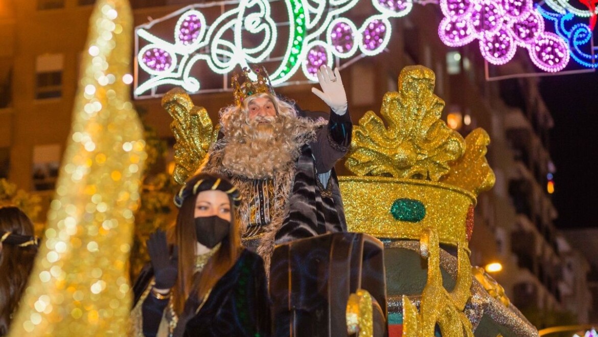 Una espectacular cabalgata de Reyes Magos devuelve la ilusión a  los niños y niñas de Elche