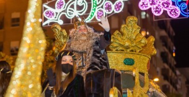 Una espectacular cabalgata de Reyes Magos devuelve la ilusión a  los niños y niñas de Elche