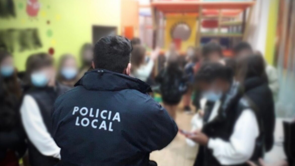 La Policia Local desallotja un establiment amb 34 menors en el seu interior mentre consumien alcohol