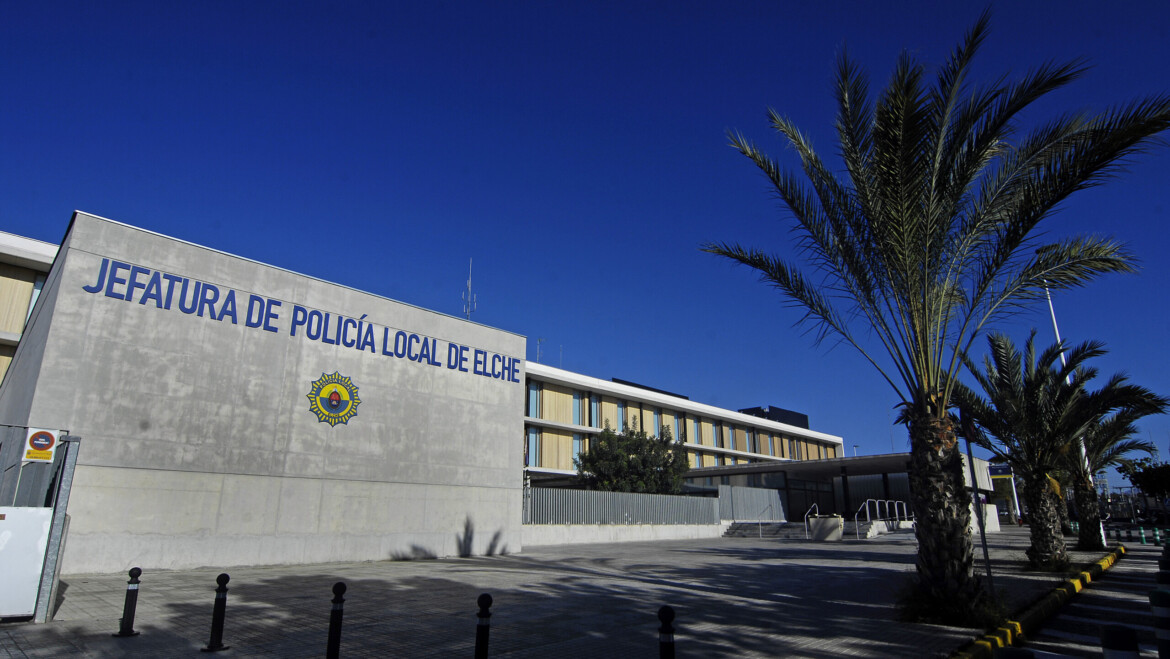 La Policía Local de Elche denuncia ante Sanidad a una explotación ganadera por arrojar restos de animales a un barranco en Altabix