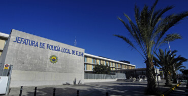 La Policía Local de Elche denuncia ante Sanidad a una explotación ganadera por arrojar restos de animales a un barranco en Altabix
