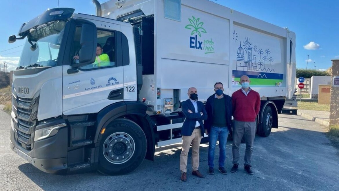 Neteja posa en marxa per primera vegada a Elx dotze nous vehicles de recollida de fem propulsats amb gas