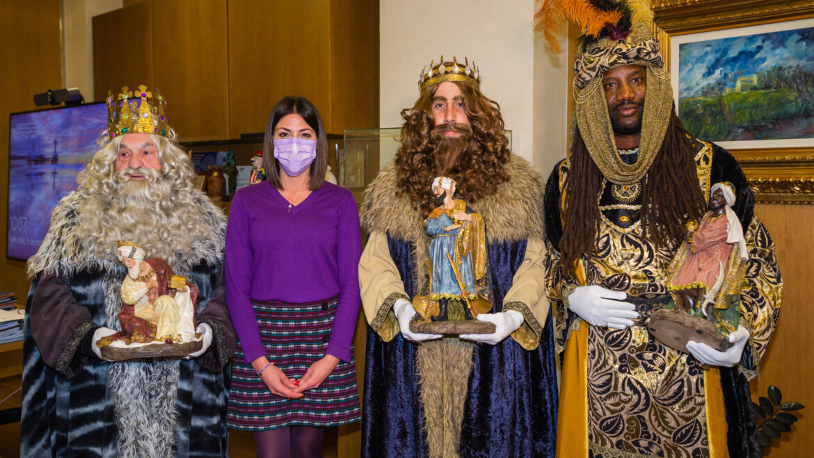 Los Reyes Magos llegan a Elche para recibir las cartas con los regalos de los niños y niñas del municipio