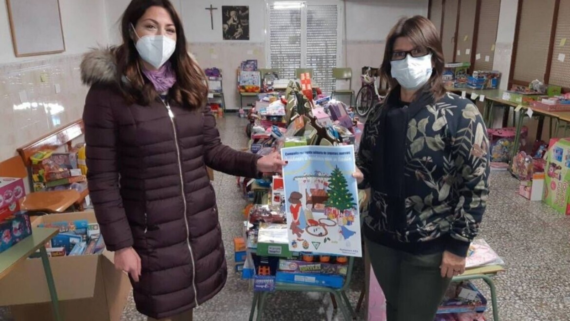 La campanya de recollida de joguets impulsada per Festes aconsegueix que més de tres centenars de xiquets i de xiquetes d’Elx reben el seu regal el Dia de Reis