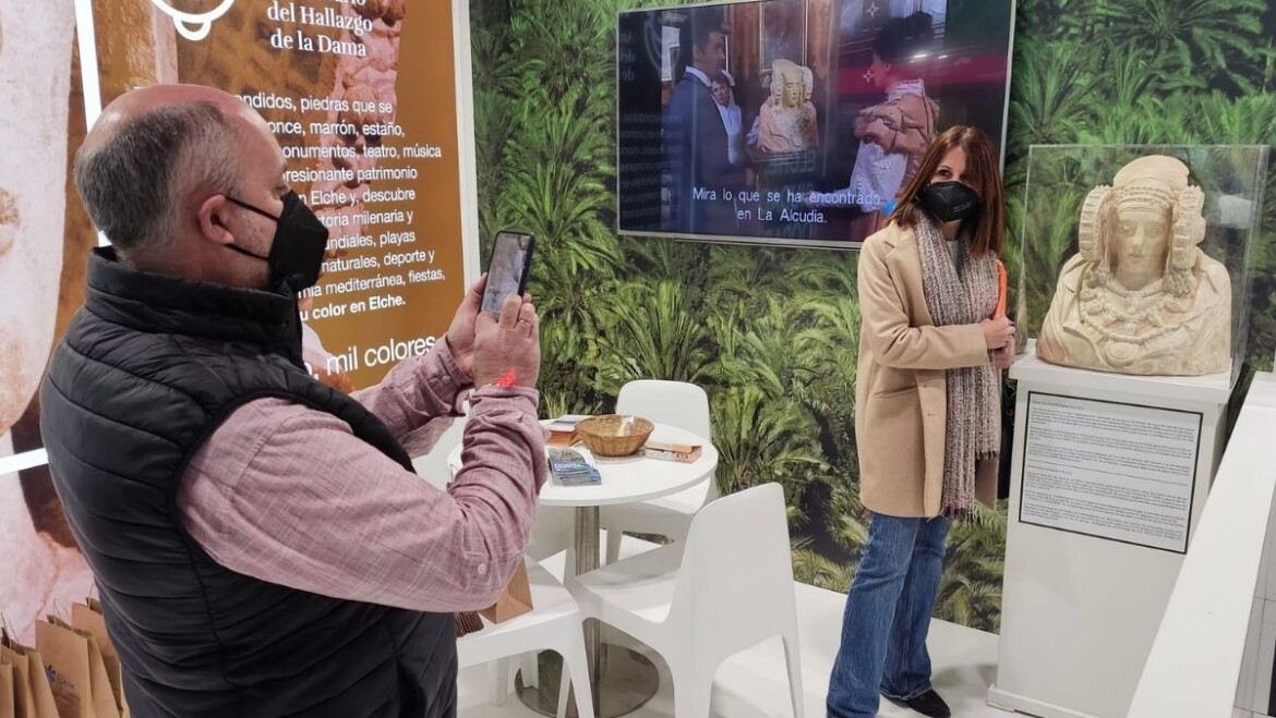 El públic que visita FITUR s’interessa per conéixer més sobre la Dama i la ciutat d’Elx