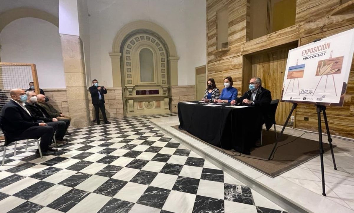 Esther Diez y Javier Prieto en la exposición Photoclot (10) Las Clarisas acoge hasta el 6 de marzo 128 imágenes de las dunas y las playas del Clot de Galvany