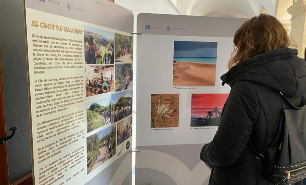 Esther Diez y Javier Prieto en la exposición Photoclot Las Clarisas acoge hasta el 6 de marzo 128 imágenes de las dunas y las playas del Clot de Galvany