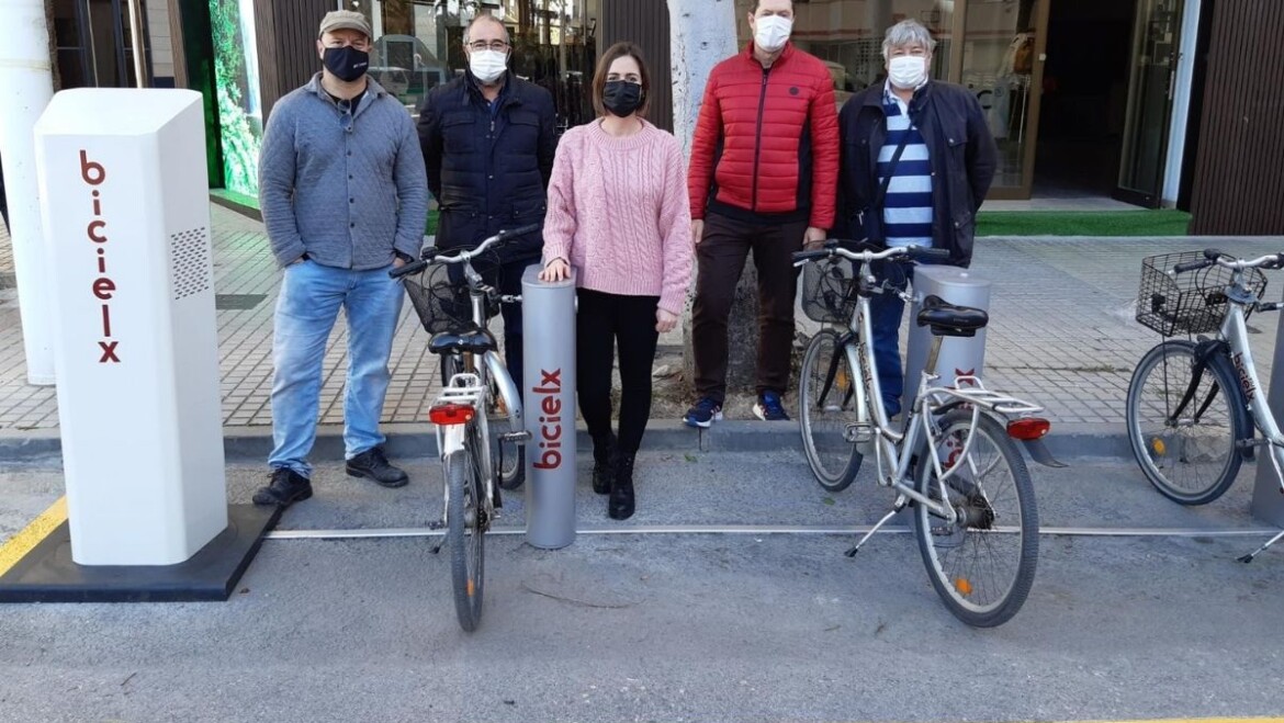 Movilidad Sostenible pone en marcha en la Avenida de Alicante la estación número 55 de Bicielx