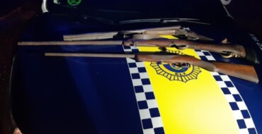 La Policía Local de Elche interviene en una vivienda dos armas de la Guerra Civil y una escopeta de doble cañón que no estaban declaradas
