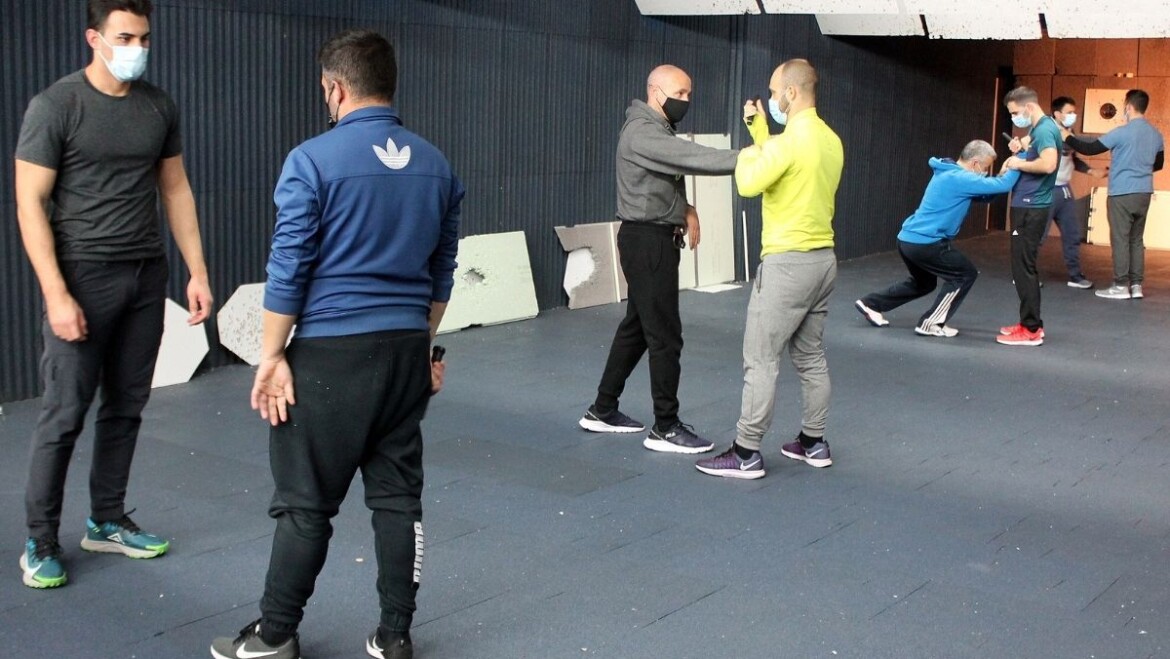 Agents de la Policia Local entrenen tècniques d’arrest no lesives en un curs organitzat per la Prefectura il·licitana