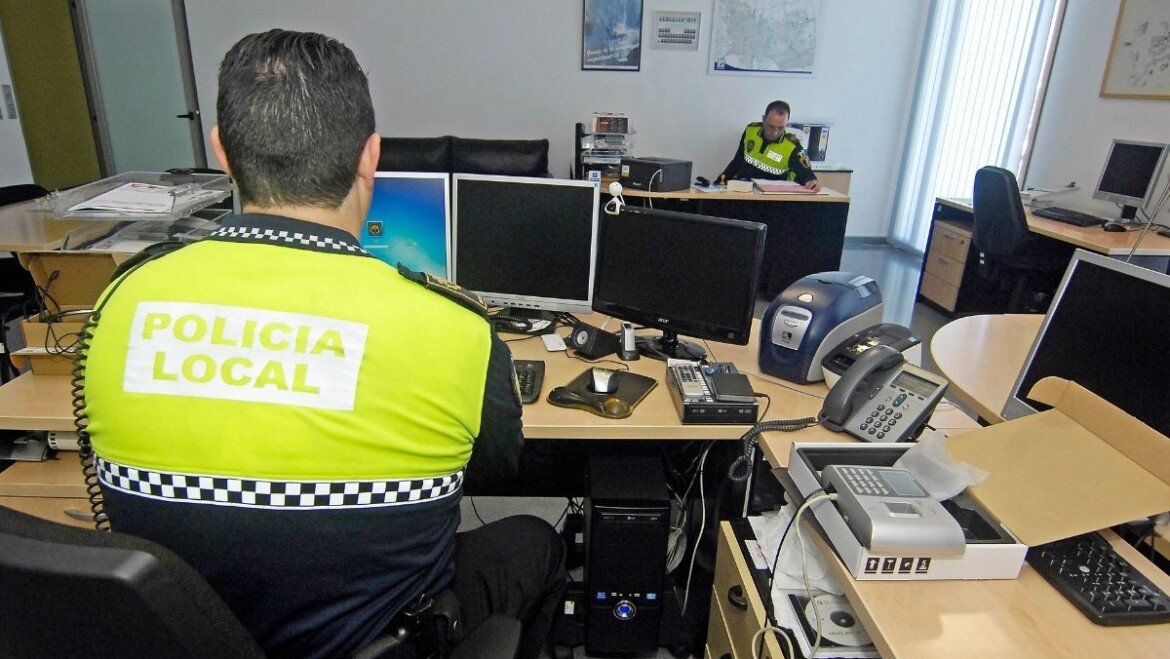 La Policía Local detiene a un hombre tras sorprenderlo vendiendo cocaína en la vía pública