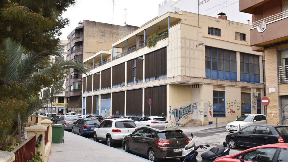 El Consell activa el grup de treball per a impulsar a l’antic edifici de Correus d’Elx la ‘learning factory’ després d’adjudicar el seu disseny i la seua conceptualització