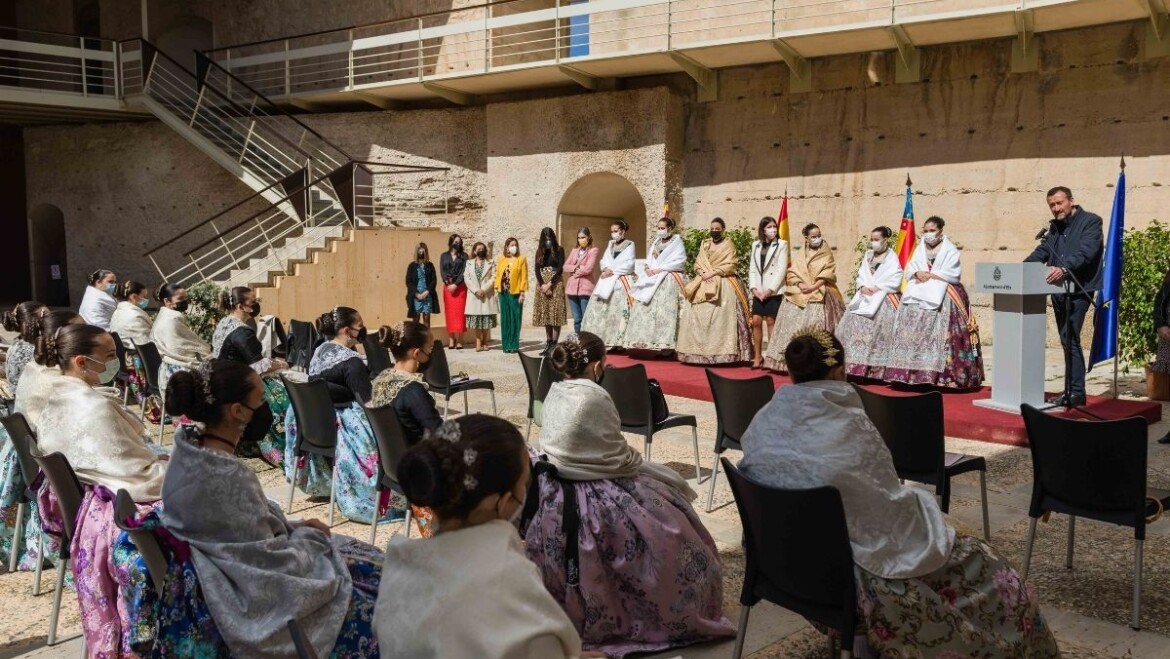 La recepción institucional de las candidatas a reinas de las Fiestas de Agosto marca el pistoletazo de salida del ejercicio festero 2022