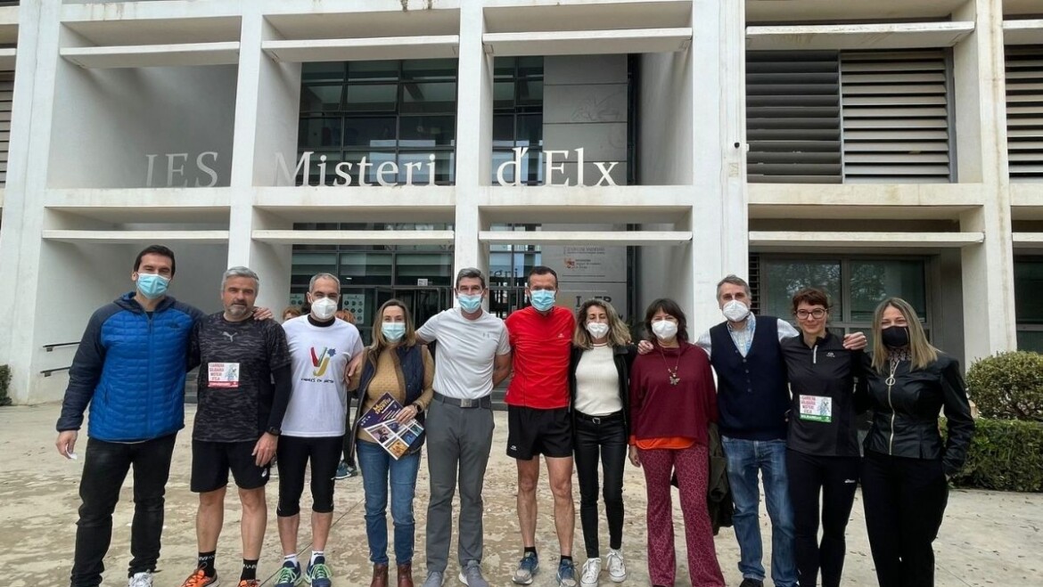El alcalde participa con más de 800 estudiantes de Secundaria en la primera carrera solidaria impulsada por el IES Misteri d’Elx
