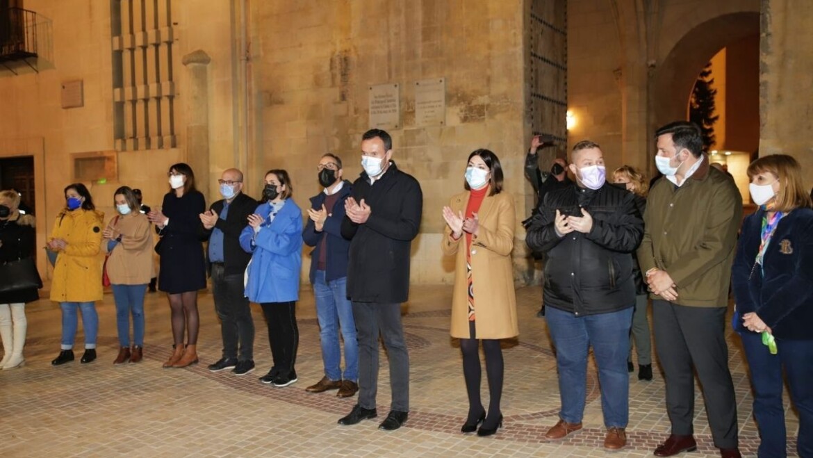 Elche muestra su solidaridad con el pueblo ucraniano con cinco minutos de silencio en la Plaça de Baix