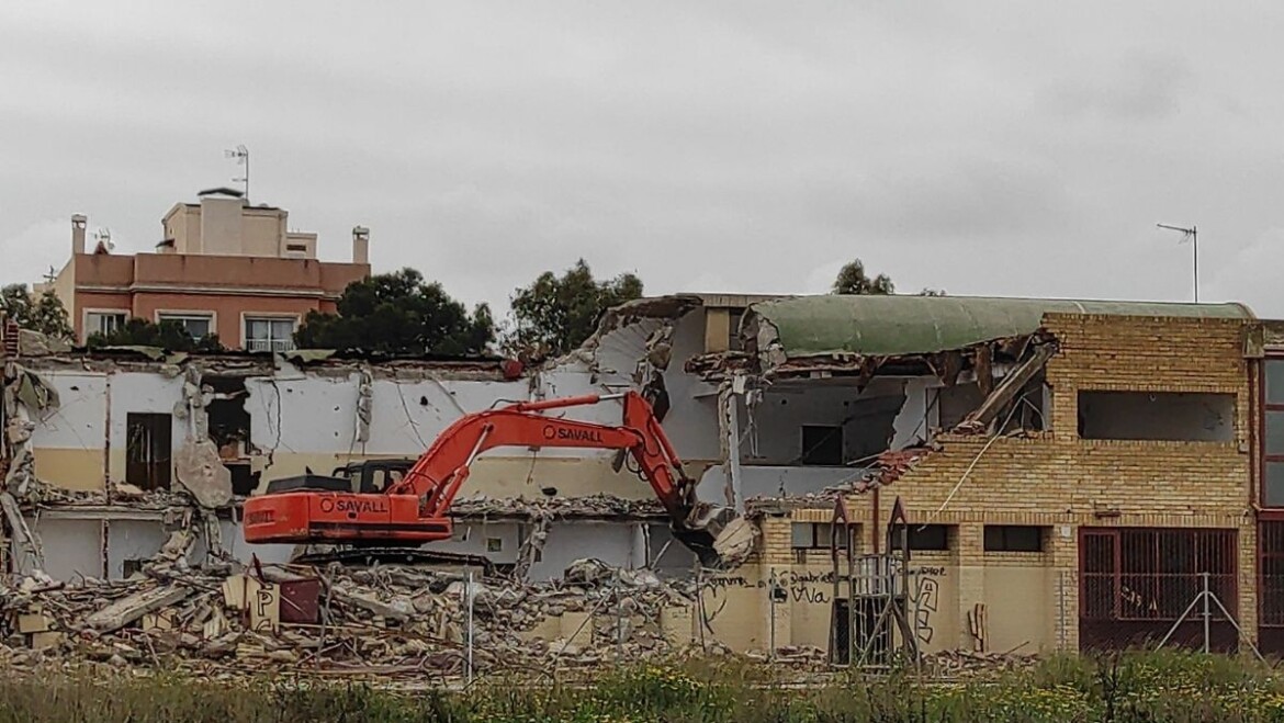 Comienzan las obras de derribo del CEIP La Paz de Torrellano que dará lugar al nuevo colegio con cerca de 500 plazas escolares
