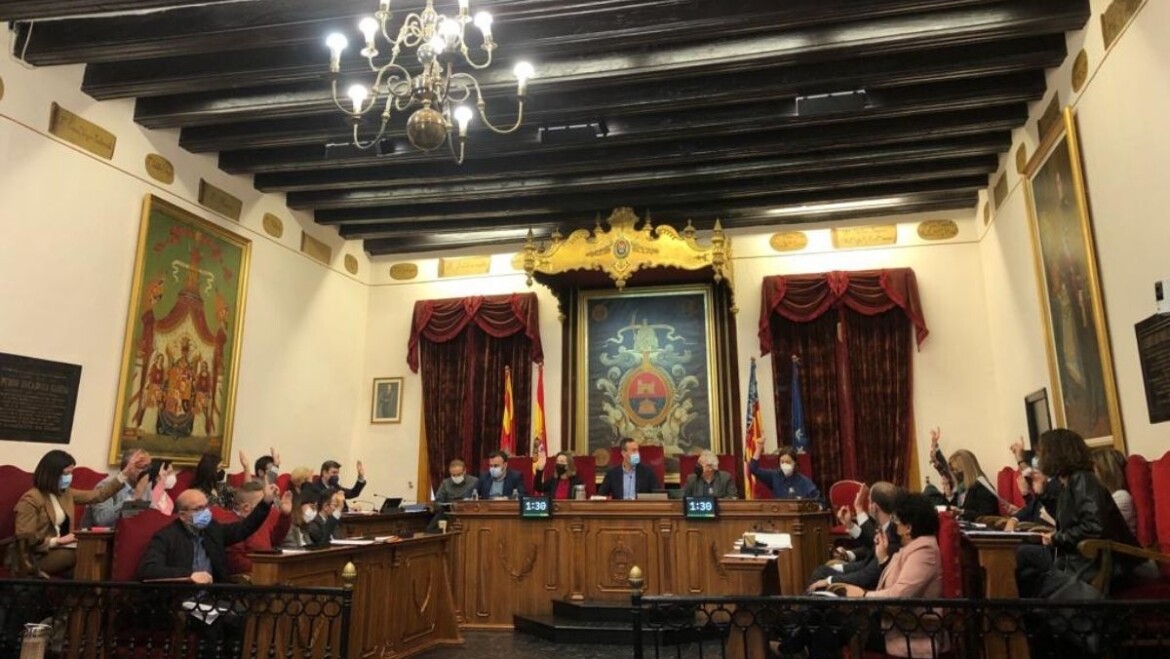 El Pleno aprueba una actuación para acabar con el fibrocemento de todos los colegios de Elche