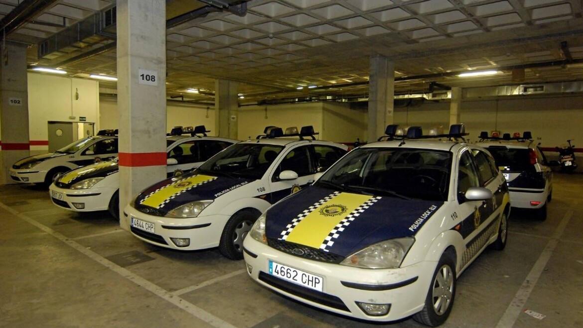 La Policia Local deté dues persones per robar una màquina expenedora i forçar-la a la via pública