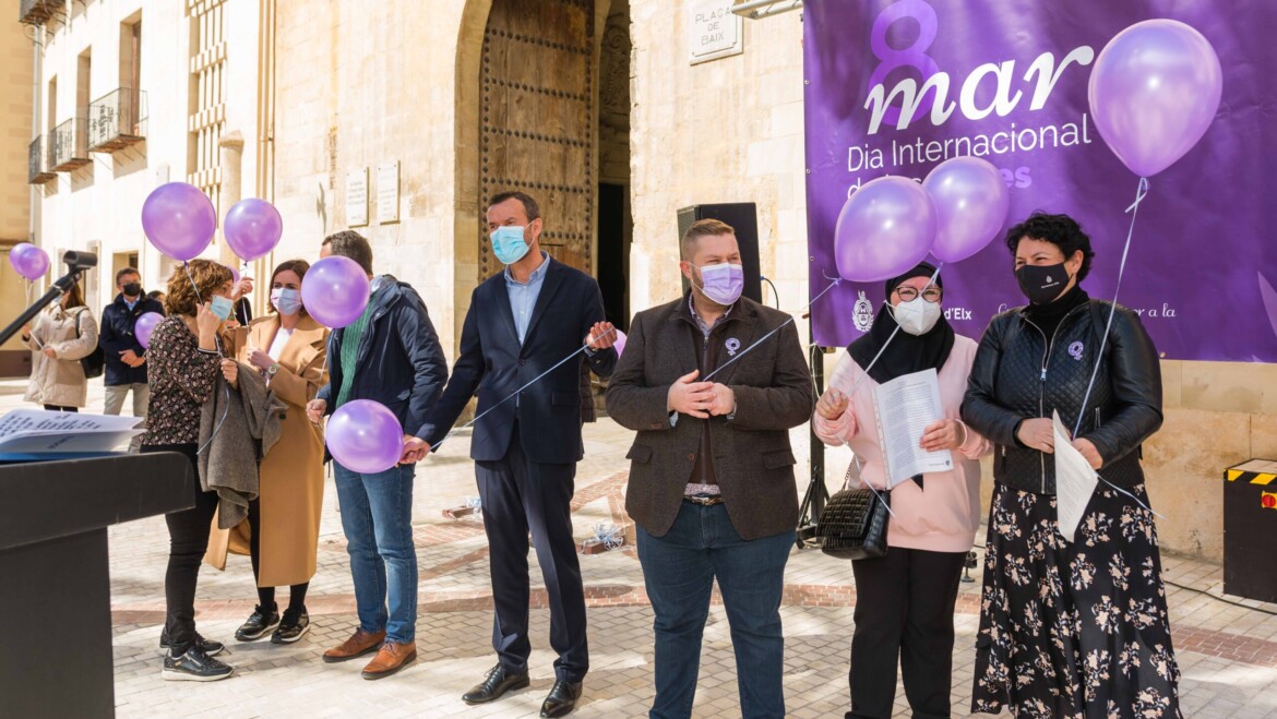 La concentración del 8M reivindica educación para la igualdad de oportunidades entre hombres y mujeres y el fomento del empleo y del emprendimiento