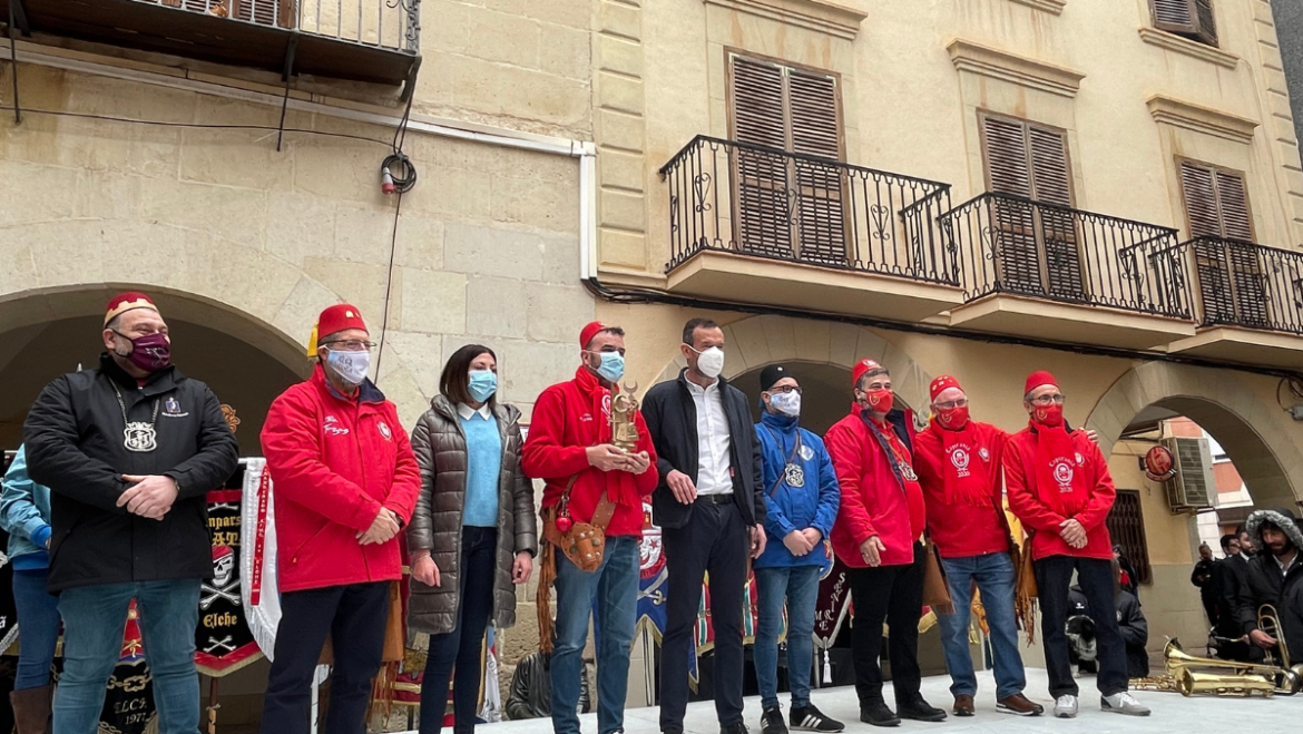 L’Associació de Moros i Cristians entrega els trofeus del Mig Any 2022 a la plaça del Raval