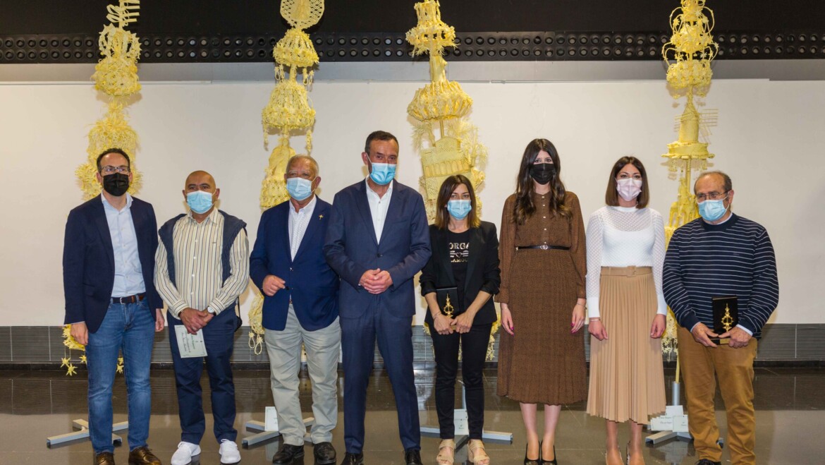 Paqui Díez, primer premio de la Categoría Libre Formato Especial del Concurso de Artesanía de la Palma Blanca con una obra de inspiración cervantina
