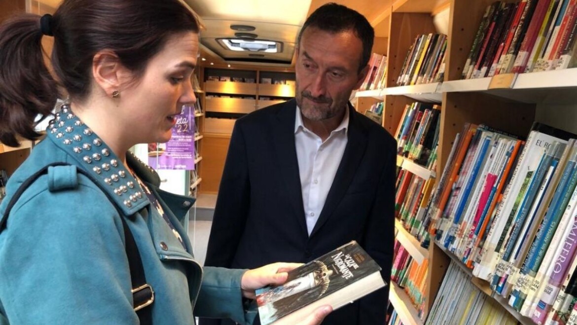 Cultura acerca los 100.000 libros prestables de las bibliotecas públicas municipales a barrios y pedanías de Elche con el Bibliobús Manuel Vicente Segarra