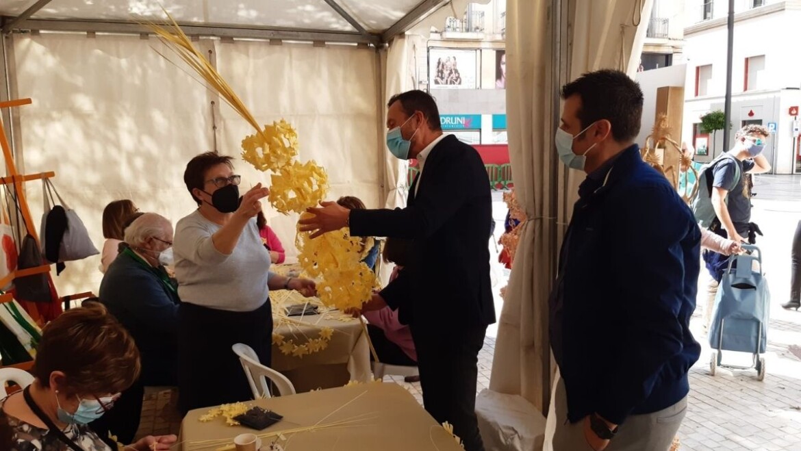 Comienza la venta de Palma Blanca en los 12 puestos ubicados en Plaza de Baix