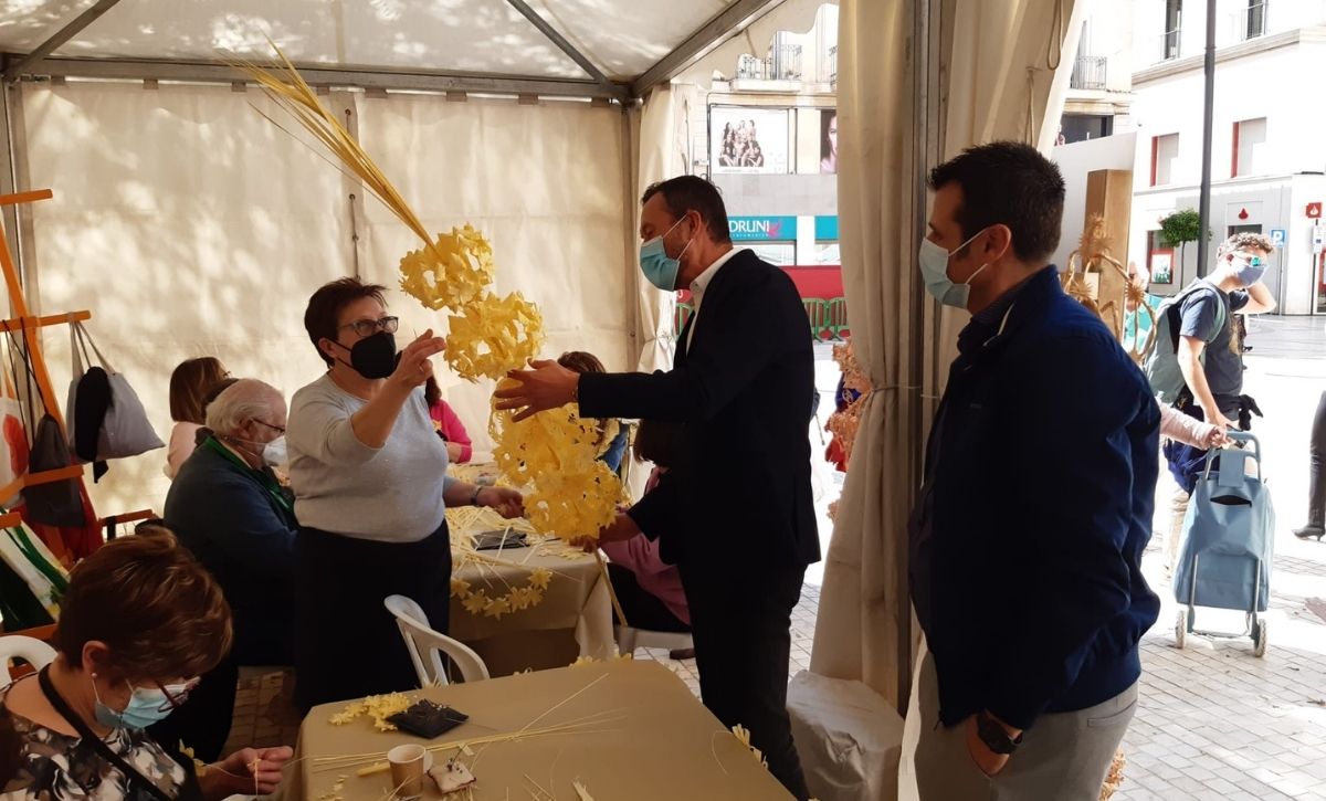 Comienza la venta de Palma Blanca (13) Comienza la venta de Palma Blanca en los 12 puestos ubicados en Plaza de Baix