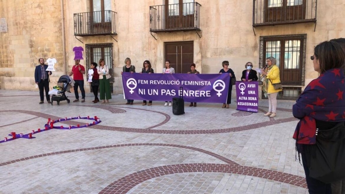 Concentración en la Plaça de Baix contra la violencia de género