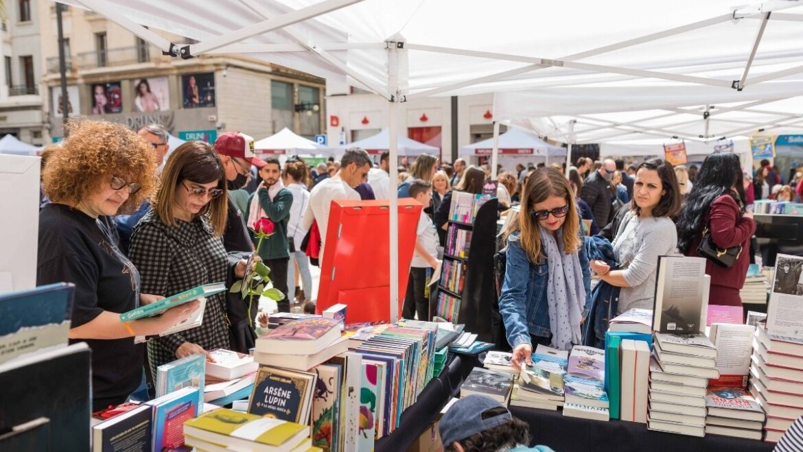 La afluencia de miles de personas y el elevado nivel de ventas en la Fira de Sant Jordi en la Plaça de Baix avalan la iniciativa para futuras ediciones