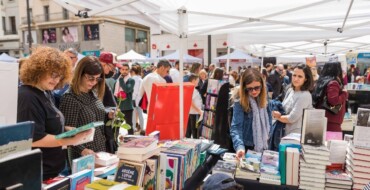 La afluencia de miles de personas y el elevado nivel de ventas en la Fira de Sant Jordi en la Plaça de Baix avalan la iniciativa para futuras ediciones